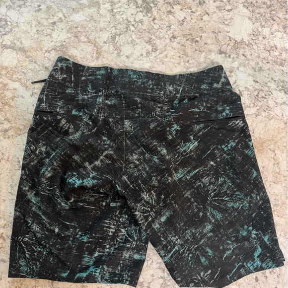 Lululemon Live in Practice Current State Hybrid Board Short - Geometric Channel - Picture 8 of 8